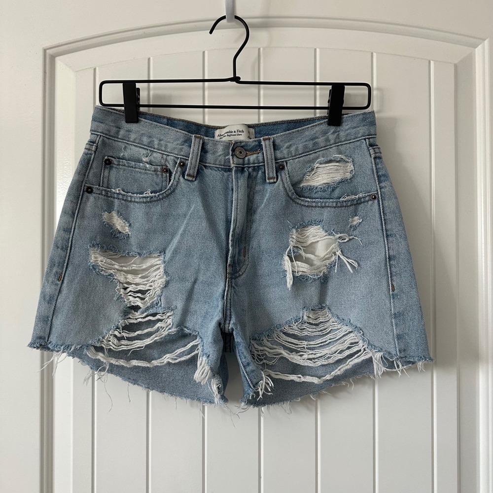 Abercrombie‎ & Fitch Distressed Mid Rise Boyfriend Denim Jean Short 2/26